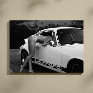K&ouml;nnte beinhalten: Ein Schwarzwei&szlig;foto einer Frau, die sich in ein wei&szlig;es Oldtimer-Auto lehnt. Das Auto hat eine schwarze Innenausstattung und einen schwarzen Streifen mit dem Wort "Carrera" darauf. Die Frau tr&auml;gt ein wei&szlig;es Bikinioberteil und ein wei&szlig;es Bikiniunterteil.