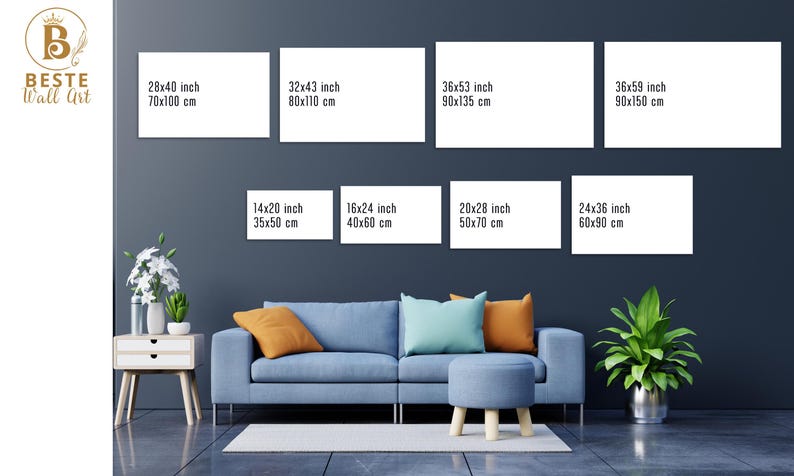 K&ouml;nnte beinhalten: Ein Mockup von verschiedenen Leinwanddrucken in verschiedenen Gr&ouml;&szlig;en in einer Wohnzimmerumgebung. Die Drucke werden an einer dunkelgrauen Wand &uuml;ber einem blauen Sofa mit Kissen angezeigt. Die Drucke sind mit ihren Abmessungen in Zoll und Zentimetern beschriftet.