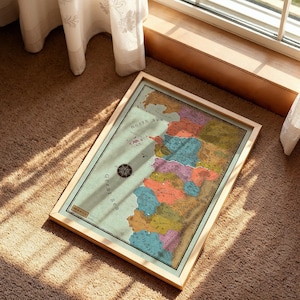 Può includere: Una mappa fantasy incorniciata che presenta un oceano azzurro, una rosa dei venti e varie regioni terrestri colorate con testo che include North Sea, Great Sea e Nilfgaard. La mappa è racchiusa in una semplice cornice di legno chiaro.