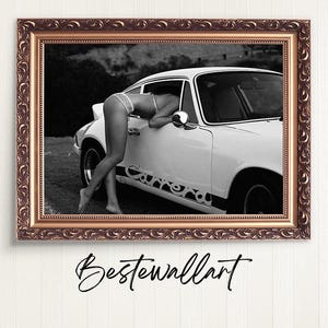 K&ouml;nnte beinhalten: Schwarzwei&szlig;foto einer Frau im Bikini, die sich an ein wei&szlig;es Oldtimer-Auto lehnt. Das Auto hat einen schwarzen Streifen an der Seite und das Wort "Carrera" darauf geschrieben.