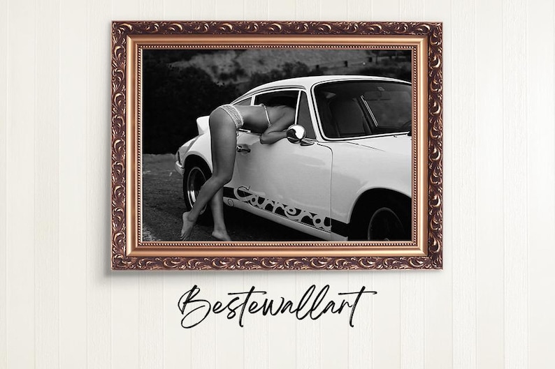 K&ouml;nnte beinhalten: Schwarzwei&szlig;foto einer Frau im Bikini, die sich an ein wei&szlig;es Oldtimer-Auto lehnt. Das Auto hat einen schwarzen Streifen an der Seite und das Wort "Carrera" darauf geschrieben.