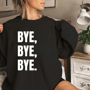 Puede incluir: Sudadera negra con texto blanco que dice "BYE, BYE, BYE."
