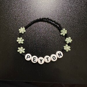 Braccialetti con nome con perline floreali personalizzabili e realizzati a mano