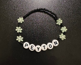 Braccialetti con nome con perline floreali personalizzabili e realizzati a mano