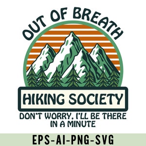 Op de afbeelding: Grafisch ontwerp met een bergketen en groenblijvende bomen. De tekst "OUT OF BREATH" staat boven de bergen, met "HIKING SOCIETY" eronder. Extra tekst luidt "DON'T WORRY, I'LL BE THERE IN A MINUTE."