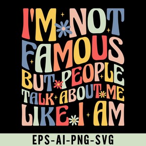 Jag är inte känd men folk pratar om mig som om jag vore svg png, retro groovy modeuttalande, rolig retro vågig svg, trendig vågig text