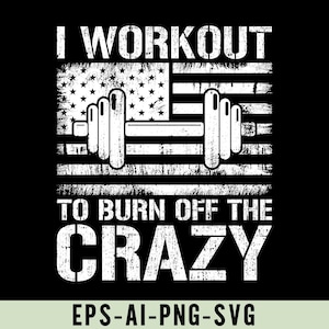 Może przedstawiać: Czarny projekt graficzny z napisem "I WORKOUT TO BURN OFF THE CRAZY". Projekt przedstawia sztangę i amerykańską flagę w kolorze białym, w stylu vintage.