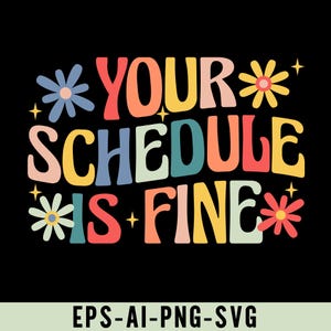 Pu&ograve; includere: Grafica in stile retr&ograve; su sfondo nero. Il testo "YOUR SCHEDULE IS FINE" &egrave; visualizzato in lettere colorate e arrotondate. Accenti floreali e stellati circondano il testo, creando un design allegro e positivo. La parte inferiore dell'immagine include "EPS-AI-PNG-SVG".