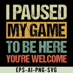 Pode incluir: Um gráfico de estilo vintage com um efeito de texto desgastado que diz "Pausei meu jogo para estar aqui, seja bem-vindo". O texto está em um esquema de cores amarelo, verde e vermelho. O texto está sobre um fundo preto. O texto "EPS-AI-PNG-SVG" está na parte inferior do gráfico.
