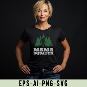 Puede incluir: Camiseta negra con un gr&aacute;fico verde de un Bigfoot frente a pinos. El texto blanco "MAMA SQUATCH" est&aacute; impreso debajo. La parte inferior de la imagen contiene el texto "EPS-AI-PNG-SVG".
