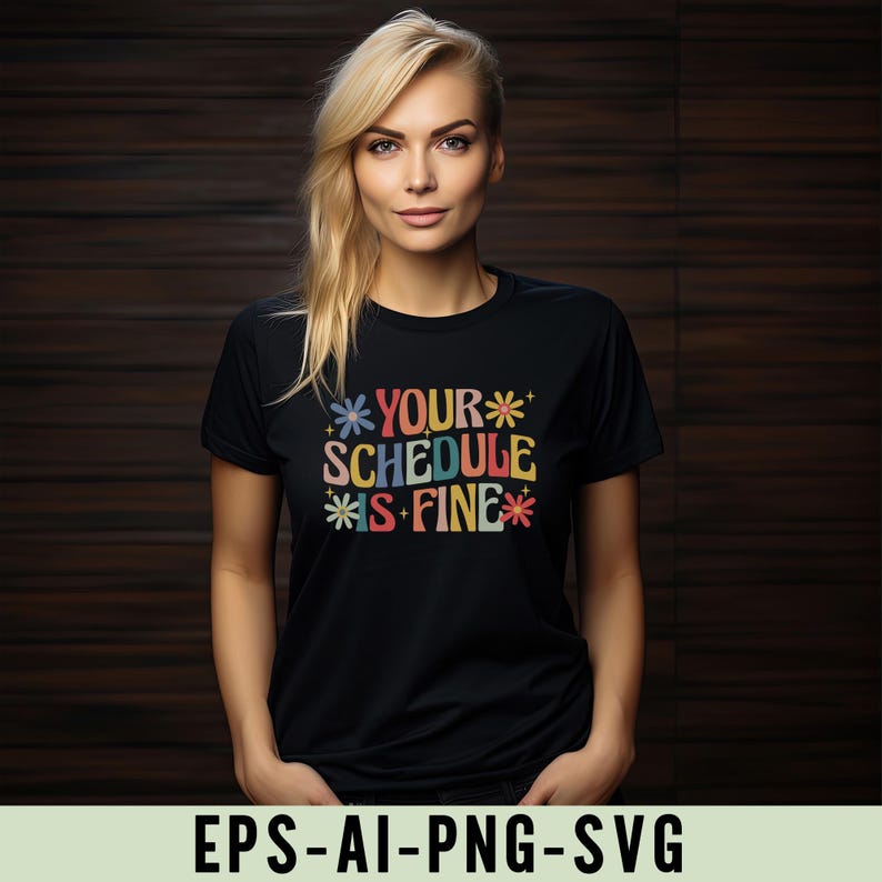 Pu&ograve; includere: T-shirt nero con la scritta "YOUR SCHEDULE IS FINE" in stile retr&ograve; colorato, con elementi floreali e stellati. La maglietta &egrave; indossata da una persona con i capelli biondi.
