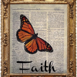 Könnte beinhalten: Gerahmter Druck mit einem Monarchfalter in Orange und Schwarz auf einer Vintage-Wörterbuchseite. Das Wort "Faith" ist darunter in Schreibschrift geschrieben. Der goldfarbene Rahmen ist verziert.