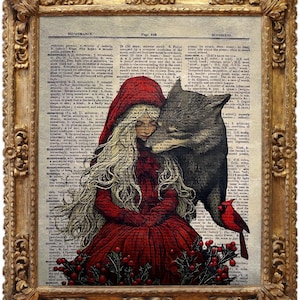 Puede incluir: Una impresi&oacute;n enmarcada con una ilustraci&oacute;n vintage de Caperucita Roja y el lobo, sobre un fondo de p&aacute;ginas de diccionario antiguas. La obra de arte est&aacute; en un marco dorado ornamentado. Un p&aacute;jaro cardenal rojo est&aacute; posado en la ilustraci&oacute;n.