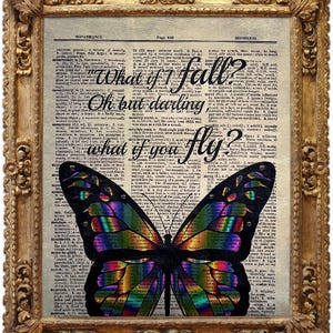 Può includere: Stampa incorniciata con un'illustrazione di farfalla colorata con ali arcobaleno. L'opera d'arte è ambientata su uno sfondo di pagina di dizionario vintage e include la citazione: "What if I fall? Oh but darling, what if you fly?" La cornice è dorata e ornata.