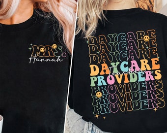 Camicia per insegnante di asilo nido con nome personalizzato, T-shirt di apprezzamento per l'insegnante, Camicia per fornitore di asilo nido, Camicia per insegnante di scuola materna, Camicia regalo per babysitter
