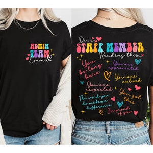 Pode incluir: Camiseta preta com um design de arco-íris que diz "Admin Team Emma" na frente e "Caro membro da equipe Ao ler isto... Você está aqui há muito tempo Você é apreciado Você é respeitado Você é valorizado Você conseguiu Estou orgulhoso de você" nas costas.