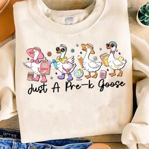 Camiseta Just A Pre K Goose, moletom de agradecimento ao professor, camiseta de formatura, camiseta de professor, camiseta de volta às aulas, camiseta do primeiro dia de aula