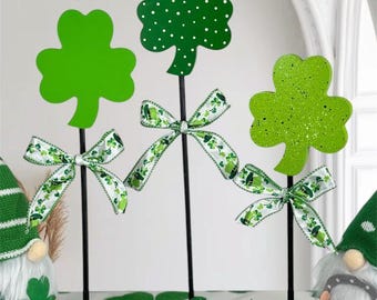 Wooden Shamrock Decor Standing Patrick Day Celebration Irish Tradition Green Clover Holiday Accent Tabletop Display Shelf Sitter Mantle