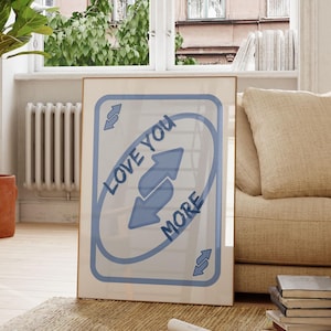Pôster vibrante colorido retrô de cartas de baralho de pôquer Love You More Preppy azul claro bege | Decoração de parede | Impressões digitais | Impressão de arte da moda