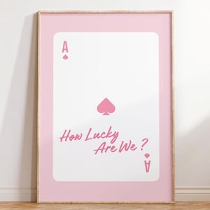 Fysieke poster - poster harten aas - grappig citaat hoe gelukkig zijn we - roze pokerkunst aan de muur, vintage speelkaartdecor