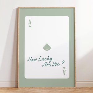 Fysieke poster - poster hartenaas - grappig citaat hoe gelukkig zijn we - Saga Green pokermuurkunst, vintage speelkaartdecor