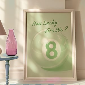 Póster con frase divertida y vibrante de la bola 8 de la suerte en estilo retro con la frase "Qué suerte tenemos" Saga Green / Decoración de pared / Impresiones digitales / Impresión artística de moda