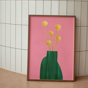 Póster físico: Craspedia con flores amarillas: impresión artística floral colorida en jarrón verde, decoración retro maximalista para arte de pared vibrante