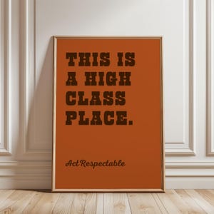 Detta är en högklassig plats, agera respektabelt - klassisk brun beige orange ljus rolig citat typografi, digital nedladdning tjejigt sovrum