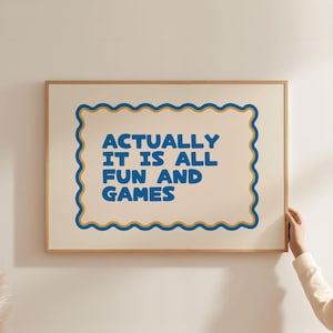Fysisk poster - Actually It Is All Fun And Games Vågig ramkonsttryck | Blå gul beige typografi väggkonst | Positivt tryck