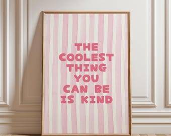 Könnte beinhalten: Ein gerahmter Kunstdruck mit einem rosa-weiß gestreiften Hintergrund. Der Text "THE COOLEST THING YOU CAN BE IS KIND" ist in rosa, fetten Buchstaben dargestellt. Der Rahmen ist hellbraun.