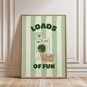 Puede incluir: Un póster a rayas verdes y blancas con el texto "LOADS OF FUN" y una ilustración de dibujos animados de una lavadora con una cesta de ropa.