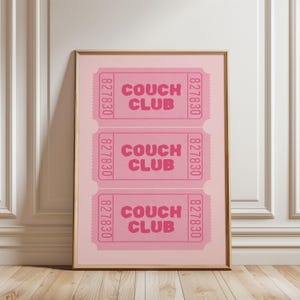 Physisches Poster - Couch Club Sofa Club Wohnzimmer Karte Print | Girly gemütliches Pastellrosa-Retro Kunst-Mädchen-Schlafzimmer