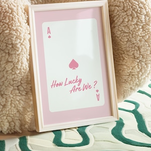 Póster con cita divertida de póquer con as de corazones retro vibrante y cita "Qué suerte tenemos", rosa, decoración de pared, impresiones digitales, impresión artística de moda