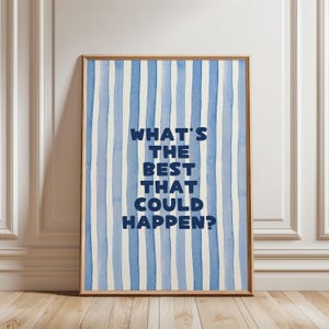 Peut inclure: Une affiche encadrée avec un motif aquarelle de rayures bleues verticales sur fond blanc. Le texte "WHAT'S THE BEST THAT COULD HAPPEN?" est en bleu foncé. Le cadre est de couleur marron clair.