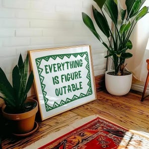 Pu&ograve; includere: Una stampa incorniciata con la scritta "EVERYTHING IS FIGURE OUTABLE" in lettere verdi. La cornice &egrave; dorata e la stampa &egrave; appoggiata a un muro di mattoni bianchi. Sono visibili anche piante in vaso e un tappeto fantasia.