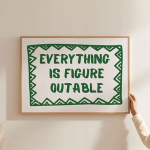 Pu&ograve; includere: Stampa incorniciata con la scritta "EVERYTHING IS FIGURE OUTABLE" in verde, centrata su sfondo bianco. Il testo &egrave; circondato da un bordo decorativo verde. La cornice &egrave; di colore marrone chiaro.
