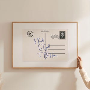Poster fisico - Stampa di cartoline "È così bello essere a casa" / Decorazione per la casa con affermazione di vibrazioni positive in tipografia nera, beige e blu