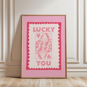 Poster physique - Cartes à jouer chanceuses | Art mural rose girly pour chambre à coucher | Décoration BCBG | Impression de cartes de reine mignonne