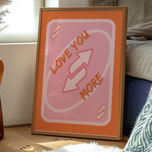 Physisches Poster - Spielkarte | Ich liebe Dich Mehr | Lebendige Retro Wand Kunst in Orange & Pink | Trendy Wohnkultur