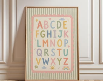 Könnte beinhalten: Ein gerahmtes Alphabet-Poster mit cremefarbenem Hintergrund und bunten Buchstaben. Die Buchstaben sind in verschiedenen Pastellfarben gehalten, mit dekorativen Elementen wie Wolken, Herzen und einem Regenbogen. Der Rahmen ist hellbraun.