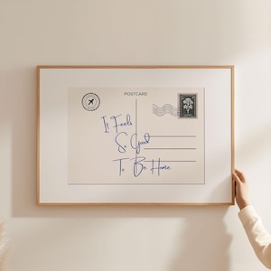 Es fühlt sich so gut an, zu Hause zu sein Postkartendruck | Positive Vibe Affirmation Wohndekor in schwarz beige blau Typografie