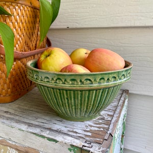 Vintage Unmarked Decorative Yellow Ware Stoneware Pottery 8" Green Mixing Bowl | Watt Pottery? McCoy? | USA Made | Farmhouse Kitchen