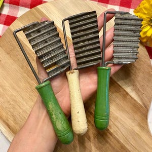 Choice of Vintage Green or White Wooden Handle Vegetable Crinkle Cutter Utensil | Antique Utensils | Farmhouse Kitchen Decor | Primitives