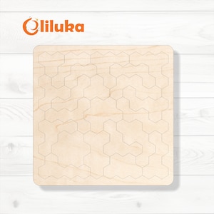 Może przedstawiać: Kwadratowa drewniana deska z wzorem sześciokątów zarysowanych na czarno. Deska jest jasnobrązowa i ma gładką powierzchnię.