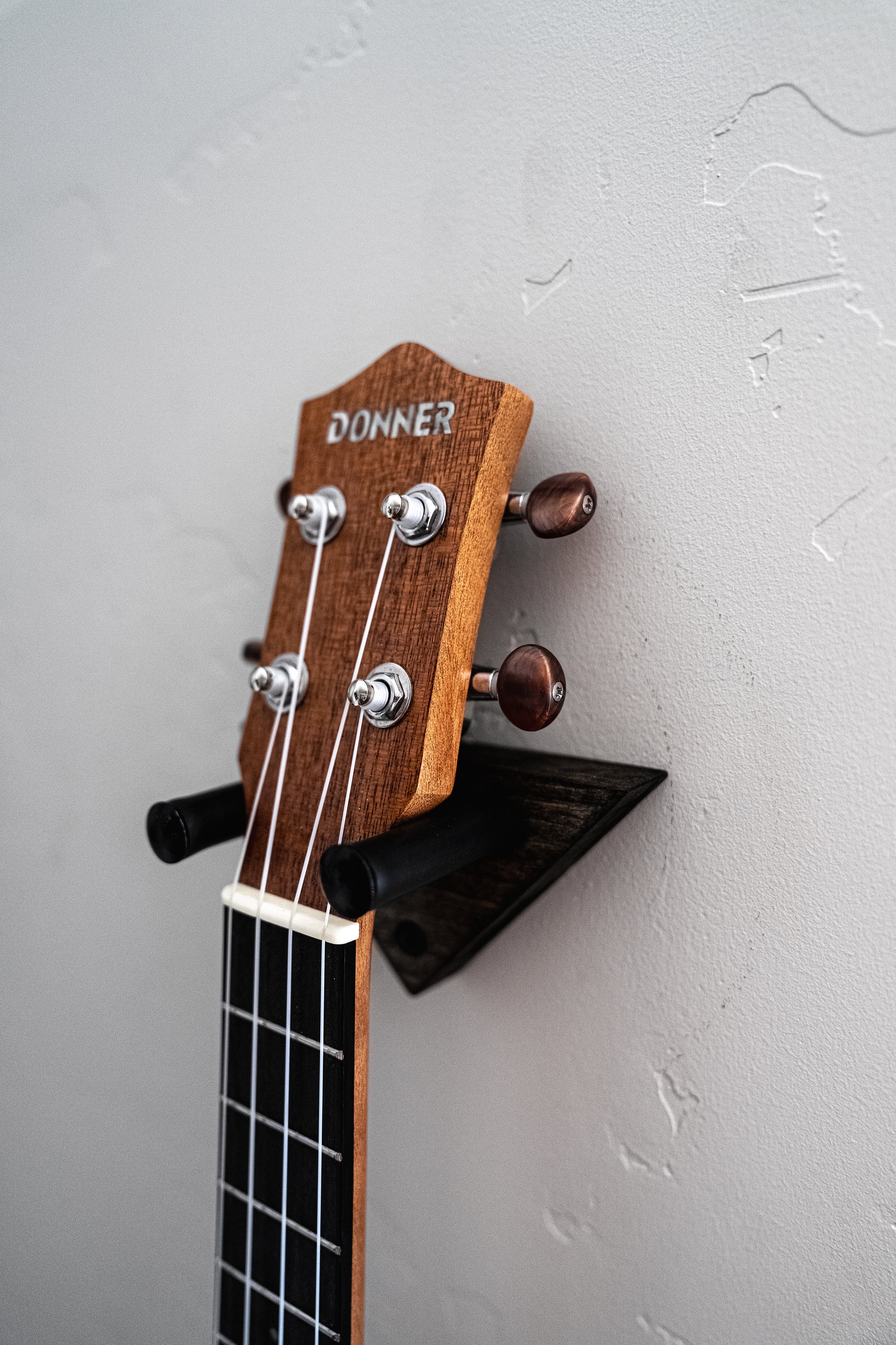 Soporte de pared doble para guitarra con estante, perchas de madera maciza  para guitarra/ukelele con 2 soportes para guitarra y púas para montaje en