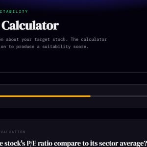 Può includere: Un'interfaccia digitale intitolata Stock Fit Calculator su sfondo scuro. Mostra una barra di avanzamento allo 0%, un punteggio in tempo reale del 50% con una barra arancione e il testo: How does the stock's P/E ratio compare to its sector average?