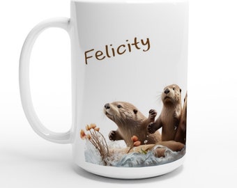 Può includere: Tazza in ceramica bianca con la parola "Felicity" stampata in testo marrone. La tazza presenta una grafica di tre lontre che nuotano in un corpo d'acqua con fiori.