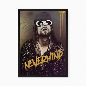 Könnte beinhalten: Ein gerahmtes Poster mit dem Porträt einer Person, die eine weiße ovale Sonnenbrille und einen dunklen Hut trägt. Der Text NEVERMIND ist in großen gelben Buchstaben unten aufgedruckt. Eine kleine Kritzelei mit dem Text Oh well whatever ist zu sehen.