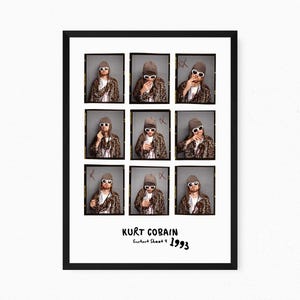 Könnte beinhalten: Ein gerahmter Fotodruck mit einem Kontaktbogen aus neun Bildern von Kurt Cobain, der eine braune Mütze, eine weiße Sonnenbrille und eine Jacke mit Leopardenmuster trägt. Der Text am unteren Rand lautet KURT COBAIN Contact Sheet 4 1993.