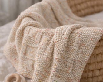 Organiczny bawełniany, ręcznie robiony, różowy, dzianinowy kocyk dla niemowląt z konfetti • Miękki prezent dla noworodka / na baby shower